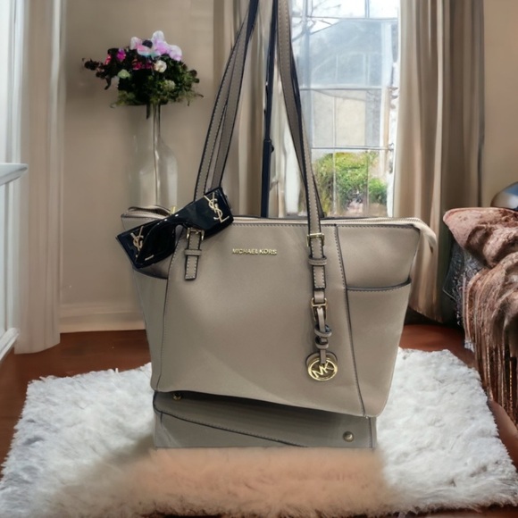 Michael Kors Handbags - Michal Kors Leather Bag